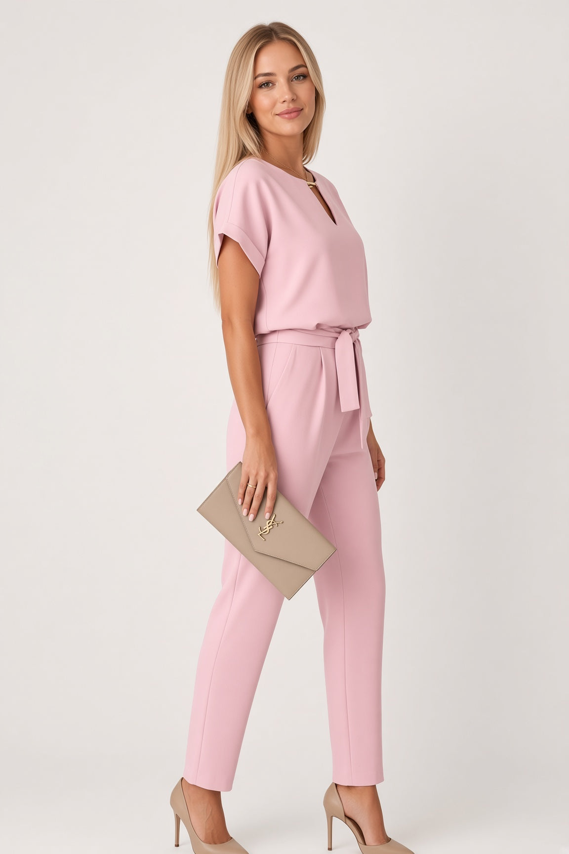 Elegancki kombinezon z paskiem i dekoltem V — zdjęcie 2